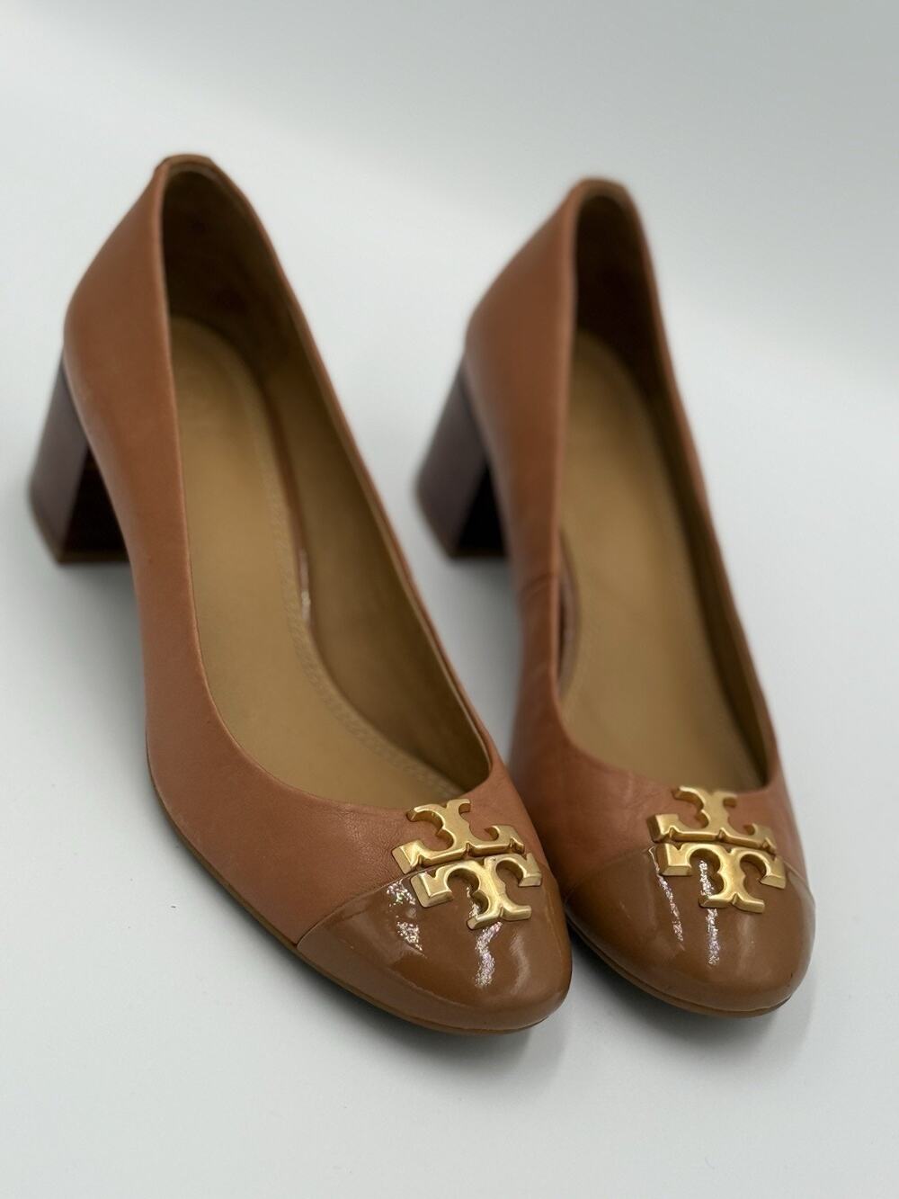 TORY BURCH Everly 50mm Block Heel Cap Toe Gold Logo Pumps US 7 Tan Beige